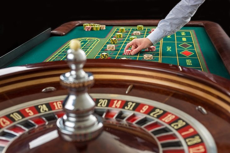 Antarmuka aplikasi tomantoto di perangkat Android menampilkan menu sportsbook dan live-dealer